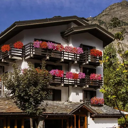 Les Jumeaux Hotel