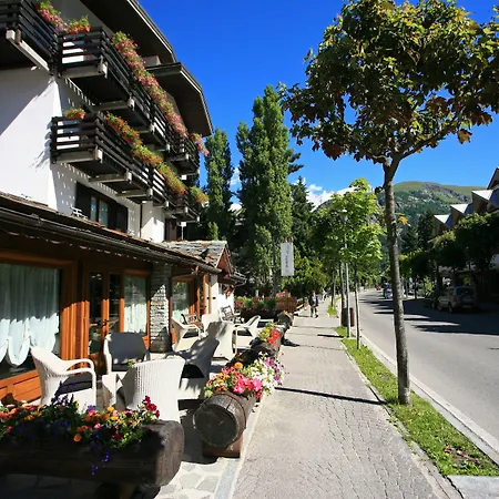 ホテル レ ジュモー クールマイヨール 3*