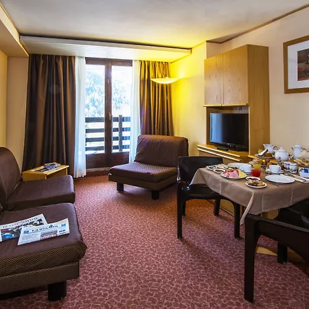 レ ジュモー クールマイヨール ホテル