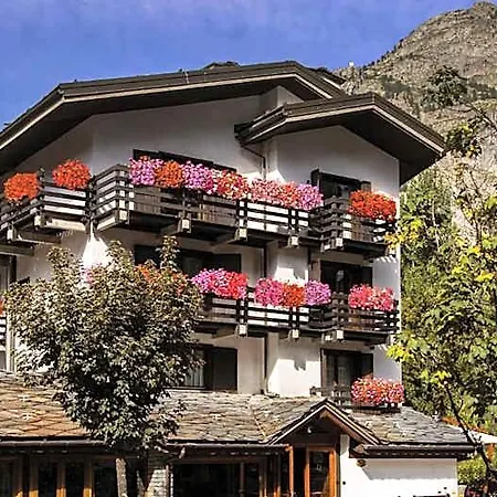 Les Jumeaux Hotel