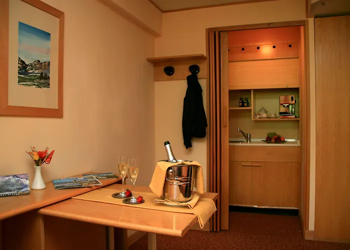 Les Jumeaux Отель Курмайор